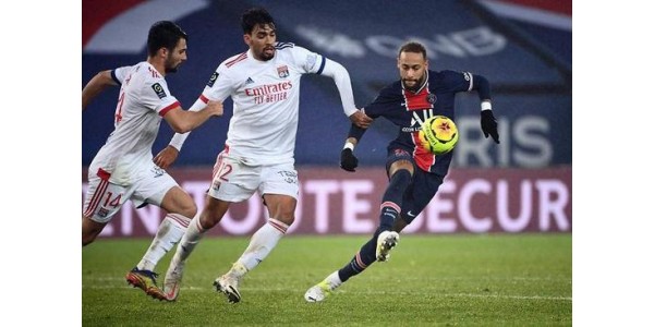 Neymar a de nouveau été blessé par des adversaires Neymar a de nouveau été blessé par des adversaires